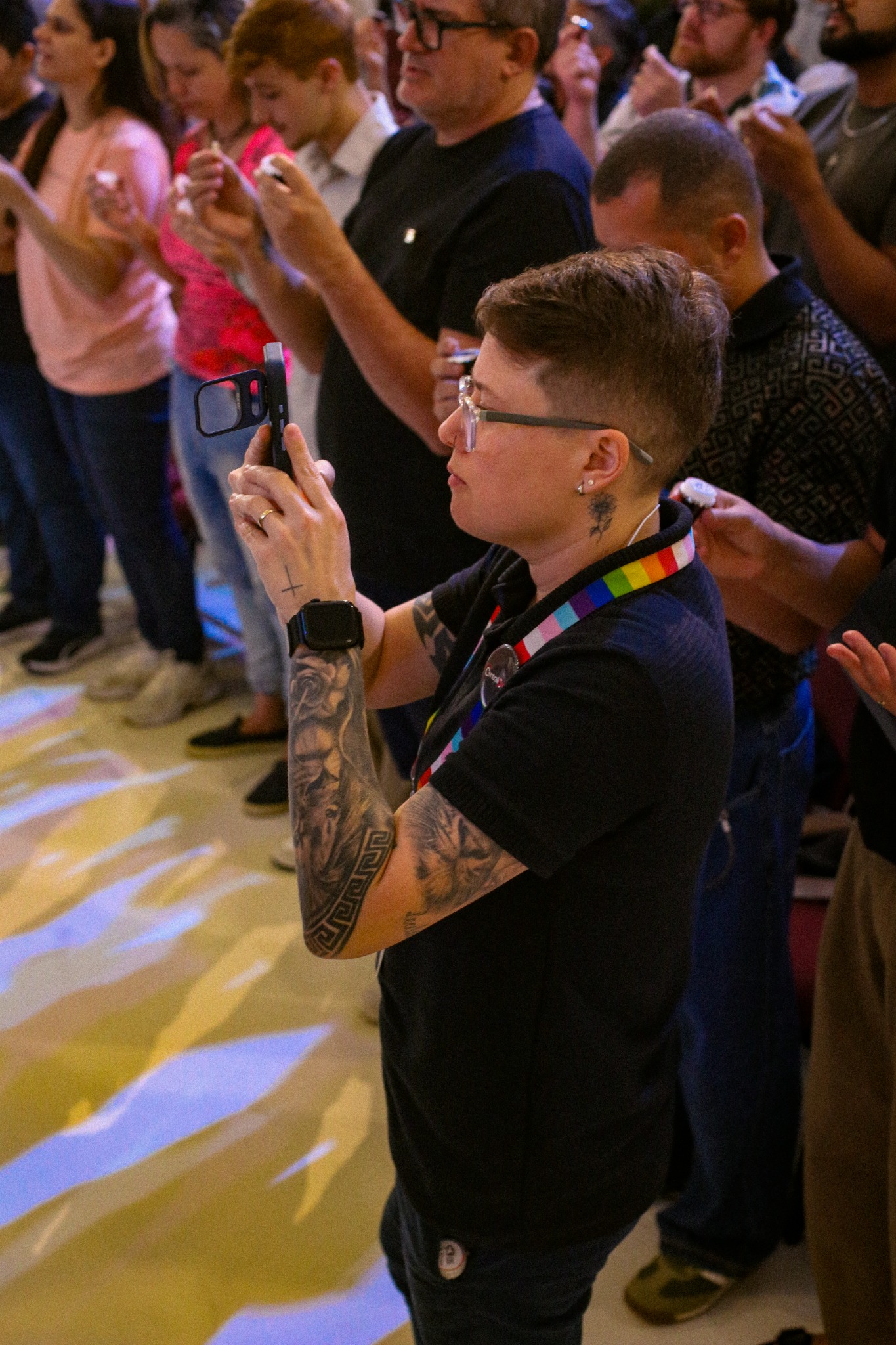 Voluntária registrando um culto da Cidade de Refúgio