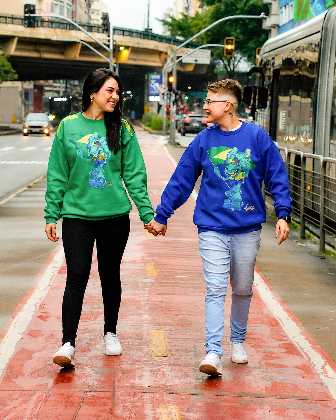 Duas pessoas caminhando juntas